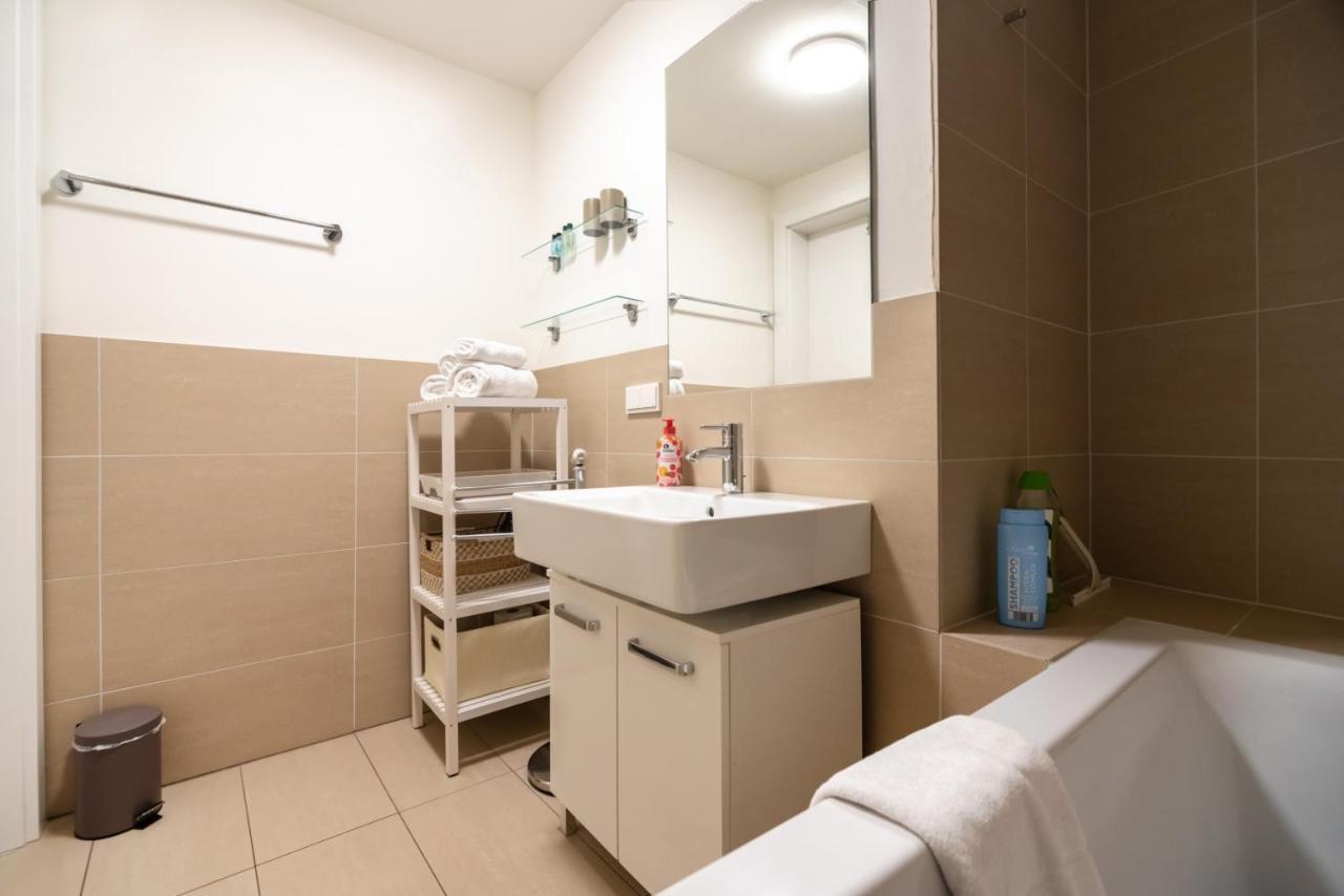 Quiet And Cozy Apartment Next To Mariahilfer Strasse And Naschmarkt With Ac, Minimum 30 Nights Виена Екстериор снимка