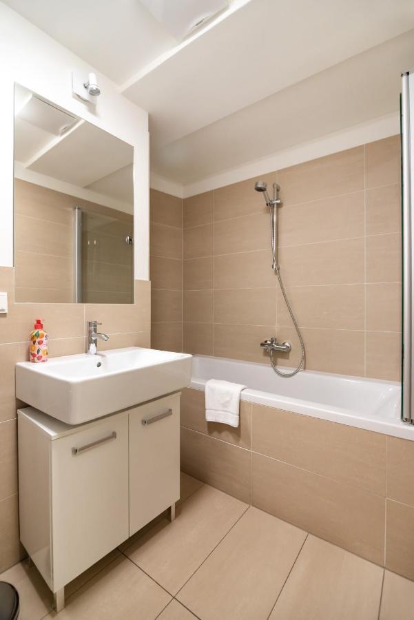 Quiet And Cozy Apartment Next To Mariahilfer Strasse And Naschmarkt With Ac, Minimum 30 Nights Виена Екстериор снимка